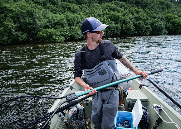 Which fish is coming to the net 1st ?